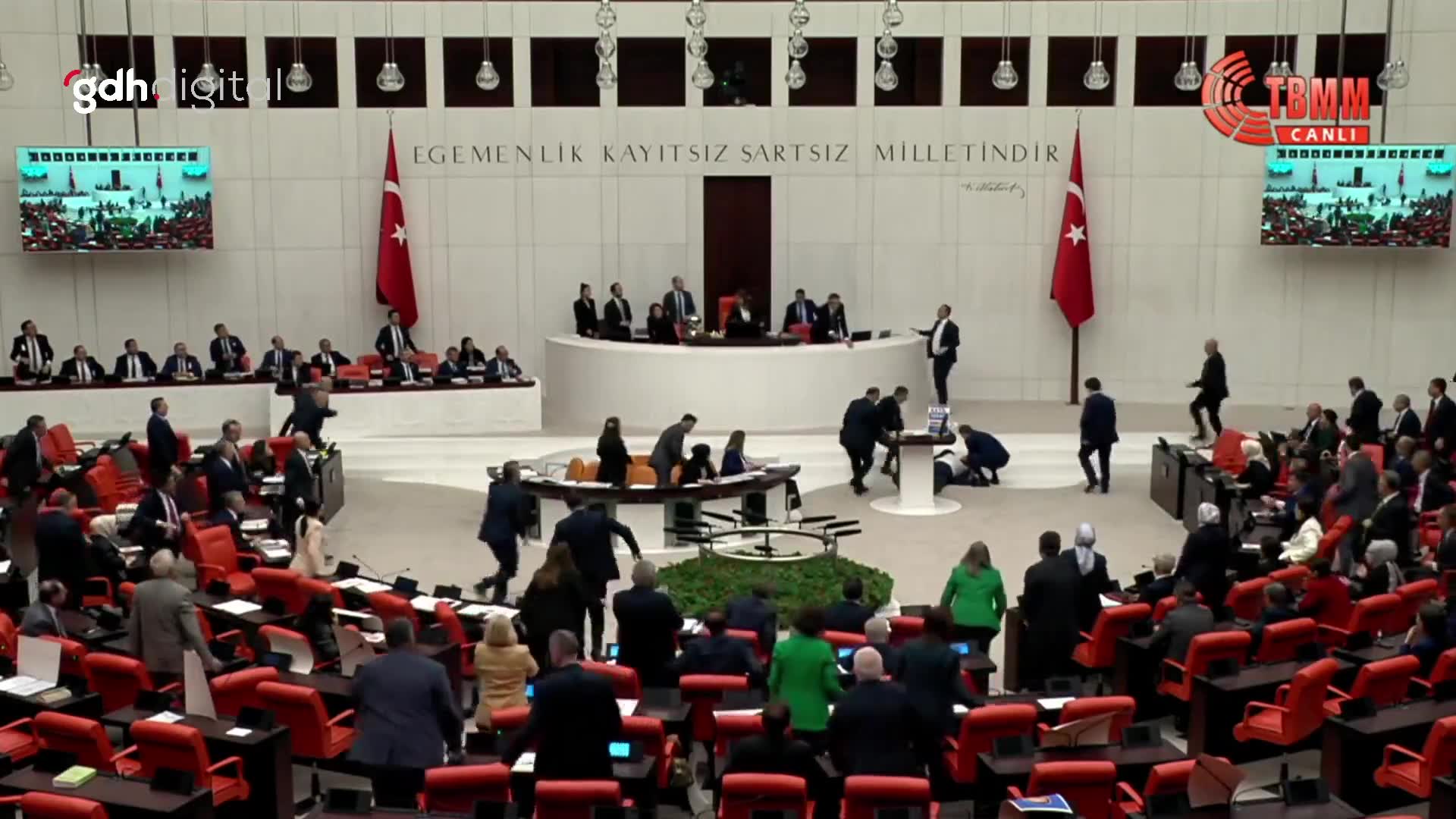 Hasan Bitmez, TBMM'deki 2024 Bütçe Görüşmeleri'nde bayıldı