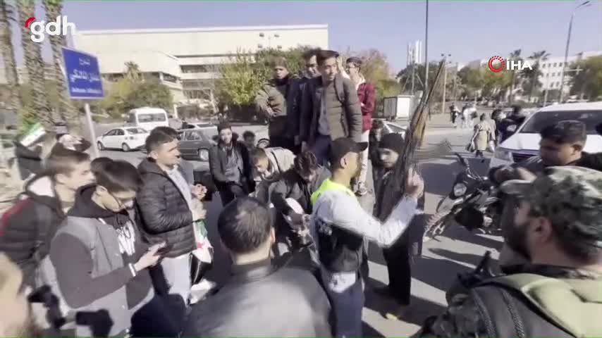 Şam'da vatandaşlar, Hafız Esad heykelini yerlerde sürükledi