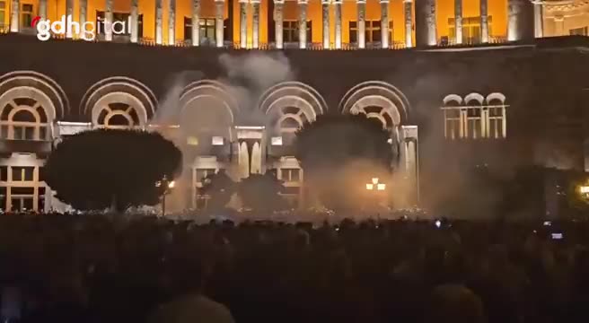 Erivan'daki hükümet binasında polis müdahalesi yaşandı