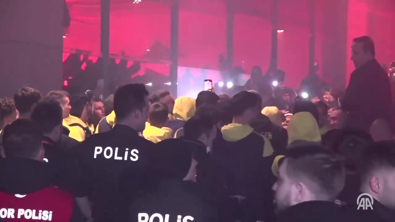 Fenerbahçeli taraftarlar sabah havalimanında takımı karşıladı