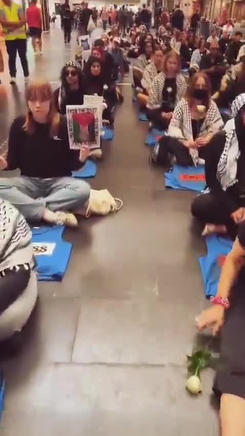 Oslo'da Filistin için sessiz protesto ve gazetecilere anma