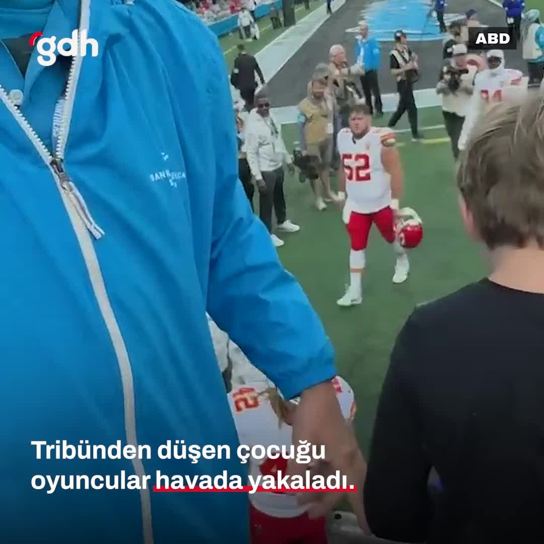 Oyuncular, düşen çocuğu havada yakaladı!