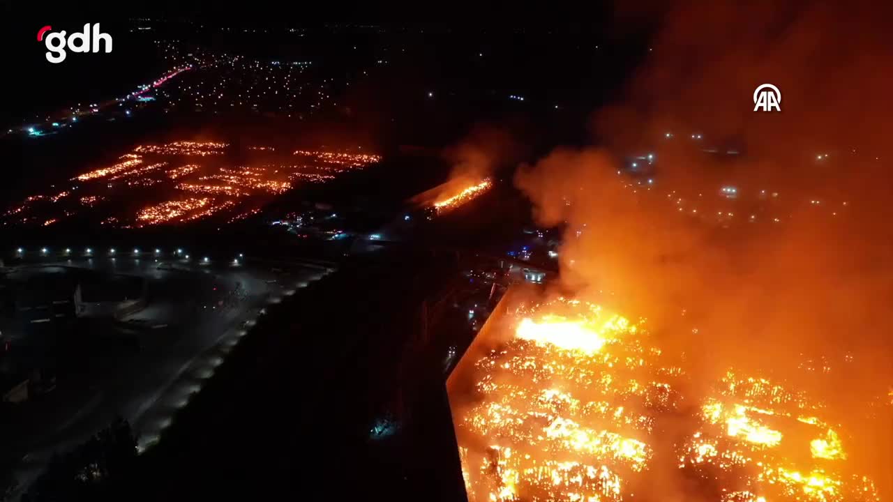 Söke'deki kağıt fabrikasında yangın söndürme çalışmaları devam ediyor