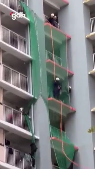 Singapur Sivil Savunma'nın intihar eden kadını kurtarma anları