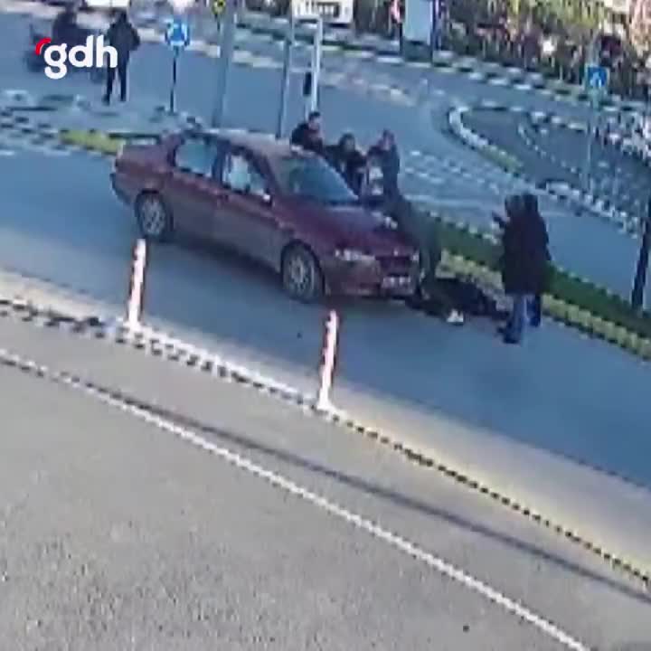 Sakarya'da yaya geçidinde kazada bir kadın yaralandı