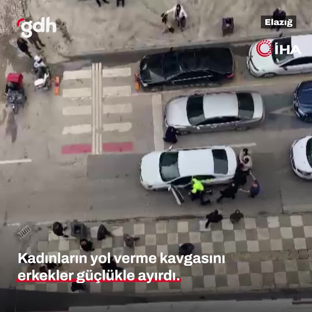 Elazığ'da kadınların yol verme kavgasını erkekler ayırdı