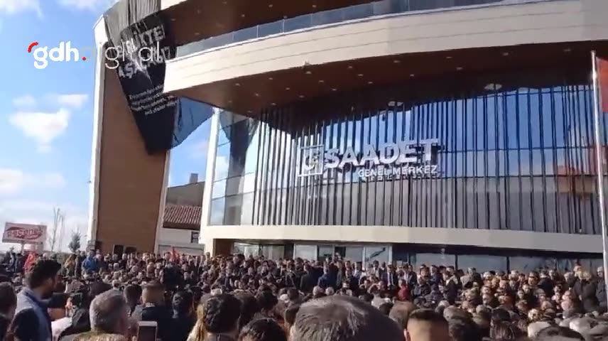 Saadet Partisi önünde "Yaşa Mustafa Kemal Paşa" sloganları