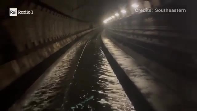 Thames Nehri'ndeki su baskını 20 tren seferini iptal etti