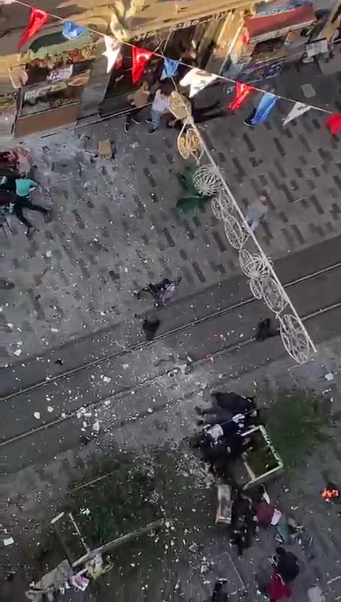 Beyoğlu İstiklal Caddesi'nde patlama: Sağlık ve polis ekipleri geldi