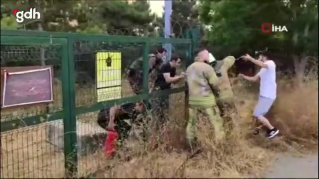 Sultangazi'de ormanlık alanda yangın, itfaiye müdahale ediyor