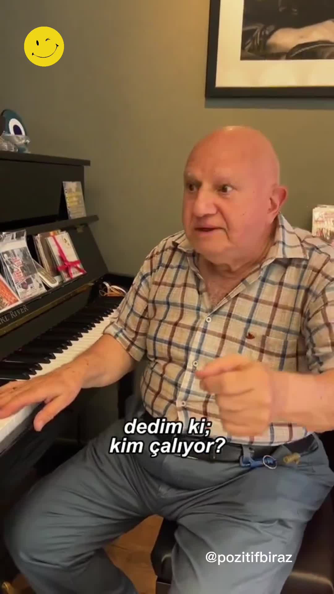 79 yaşındaki orkestra şefi, eczanedeki piyanoyu çalıyor