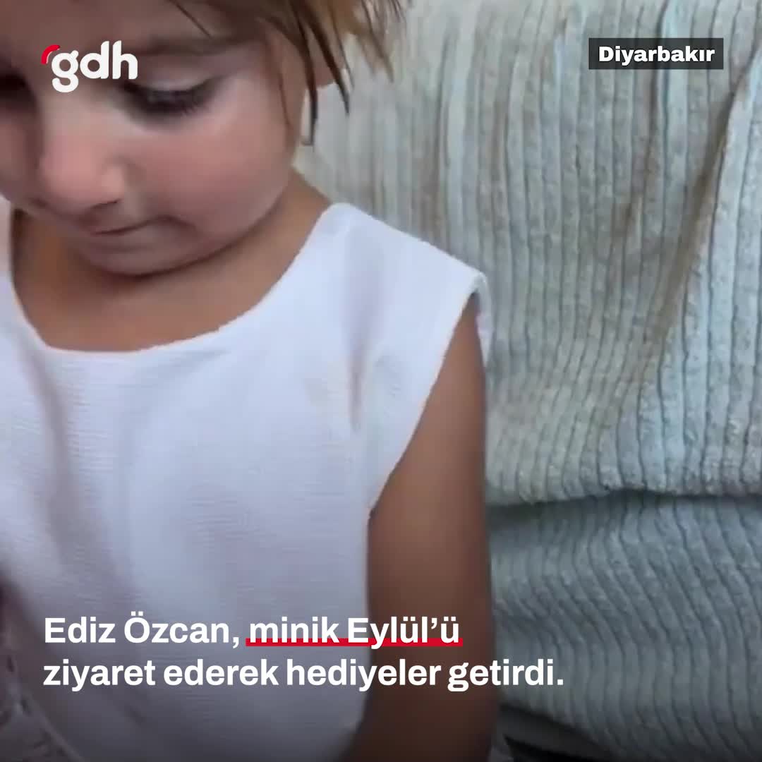 Sanatçı Ediz Özcan, minik Eylülü hediyelerle ziyaret etti