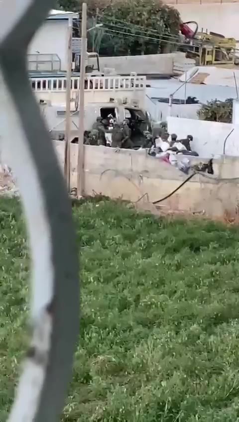 İsrail ordusu El Halil'deki kampında çok sayıda Filistinliyi gözaltına aldı