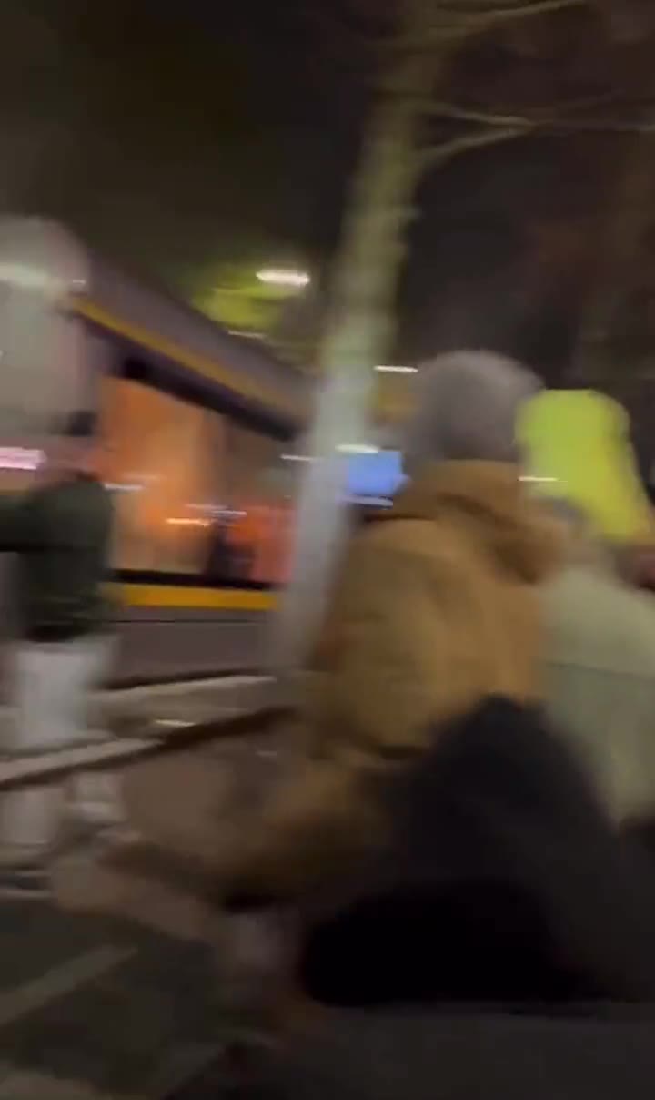 Dublin'deki bıçaklı saldırı sonrası protestolar kontrolden çıktı
