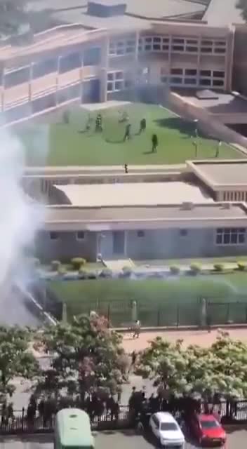 Kenya'da vergi zammı protestolarında parlamento ateşe verildi