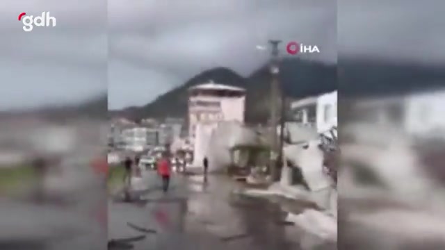 Anamur'da hortum, araçları devirdi ve seralara zarar verdi