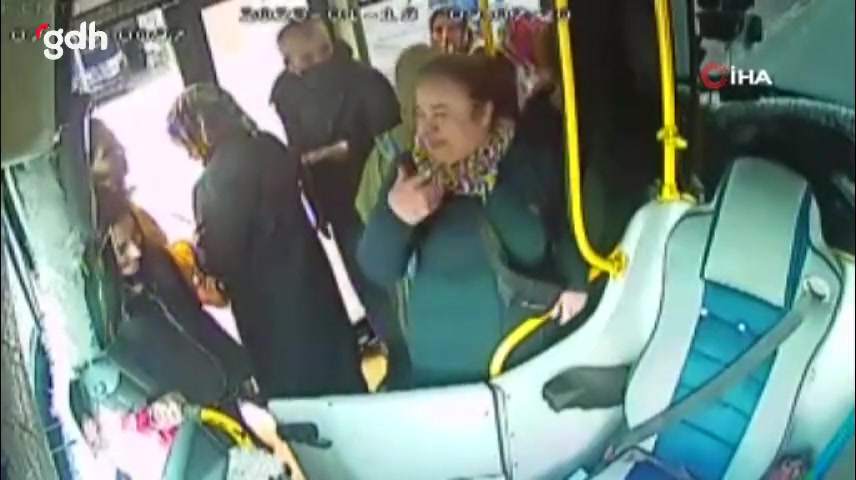 Antalya'da otobüs şoförü yolculara küsüp aracı terk etti