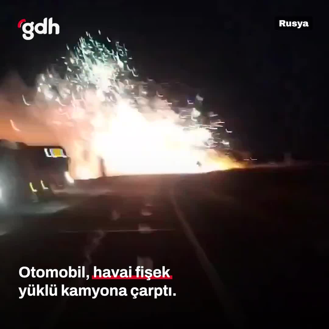 Rusya'da otomobil kamyona çarptı: 4 ölü, havai fişek patladı