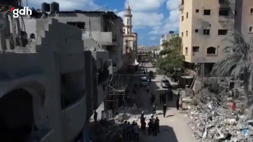 İsrail'in Bureij Mülteci Kampı'na saldırısı binaları yıktı