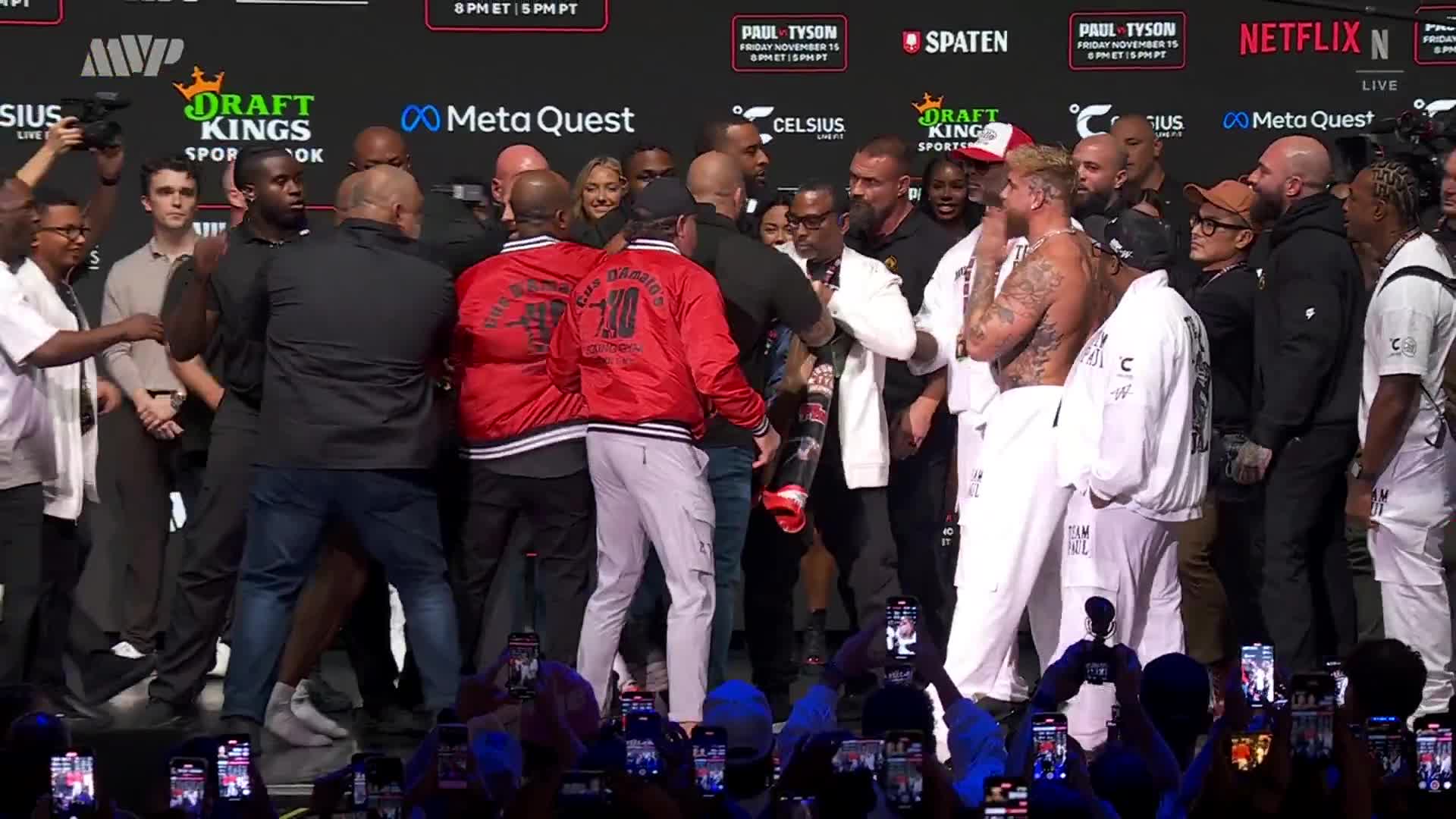 Mike Tyson, tartıda Jake Paul'a tokat attı!