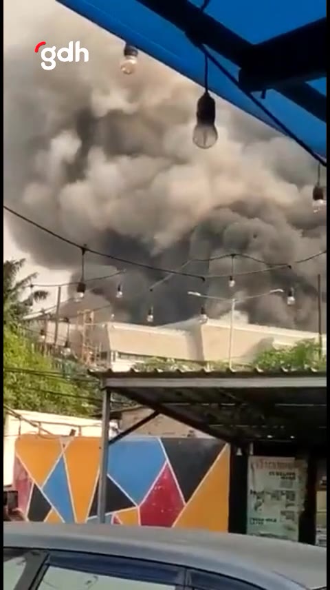 Jakarta'daki İslami Merkez Camii'nde yangın: Kubbe çöktü