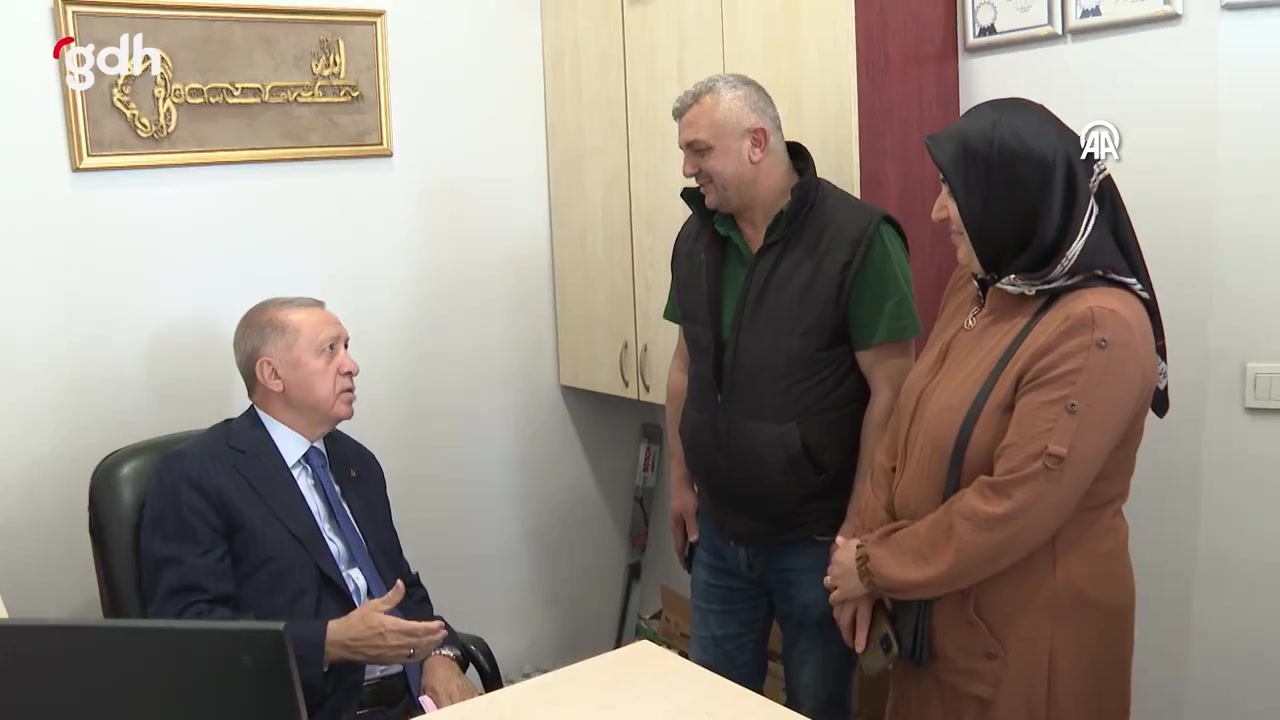 Erdoğan, istasyon ziyaretinde vatandaşı sigarayı bıraktırdı