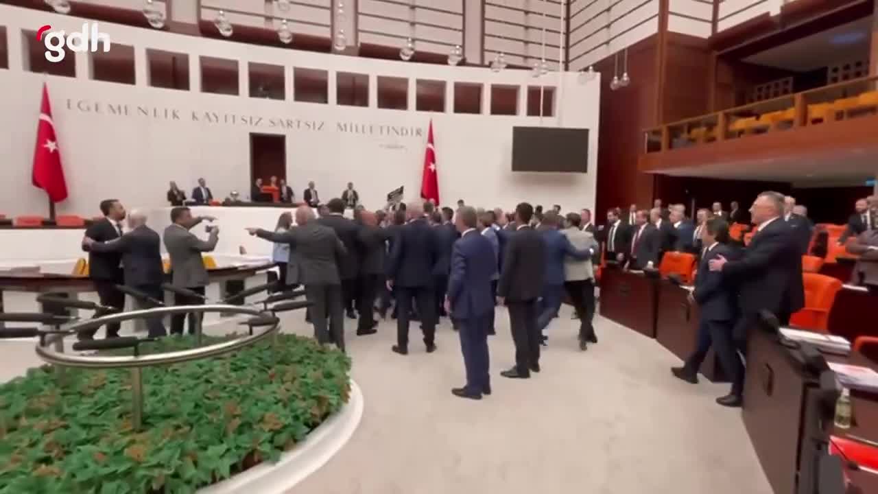 TBMM'de DEM Parti ve AK Parti milletvekilleri arasında arbede