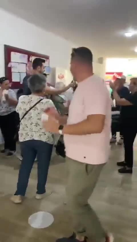 Bir vatandaş sedyeyle gelerek oy kullandı