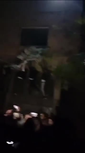 Misraba'da halk, Beşşar Esad posterlerini yırttı