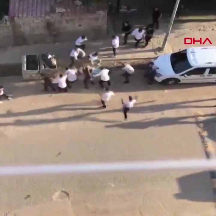 Cizre'de husumetli aileler arasında kavga: 3 yaralı