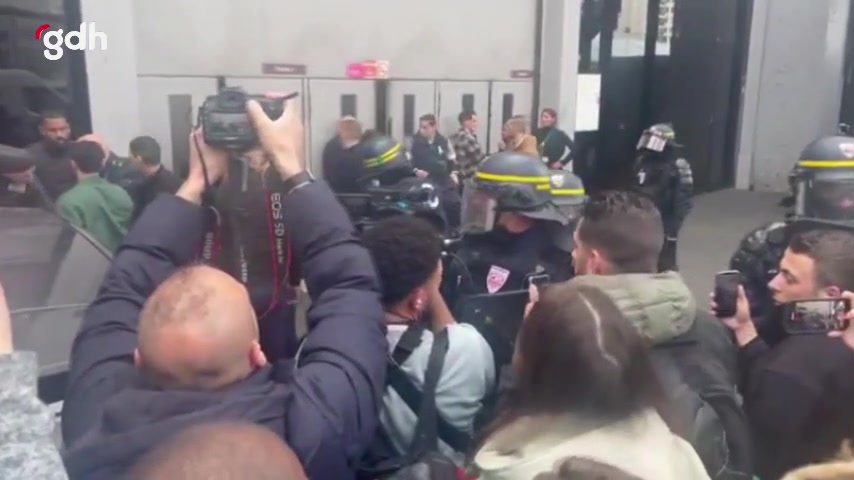 Fransa'da çiftçiler Macron'un arabasını kuşattı, öfkeyi anladı
