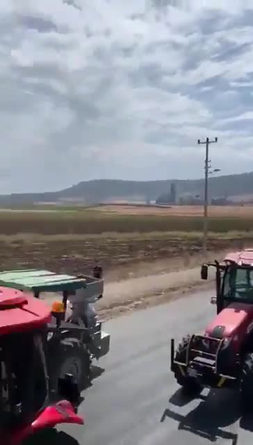 Çiftçiler Narlı'da düşük fiyatlar için konvoyla valiliğe gidiyor