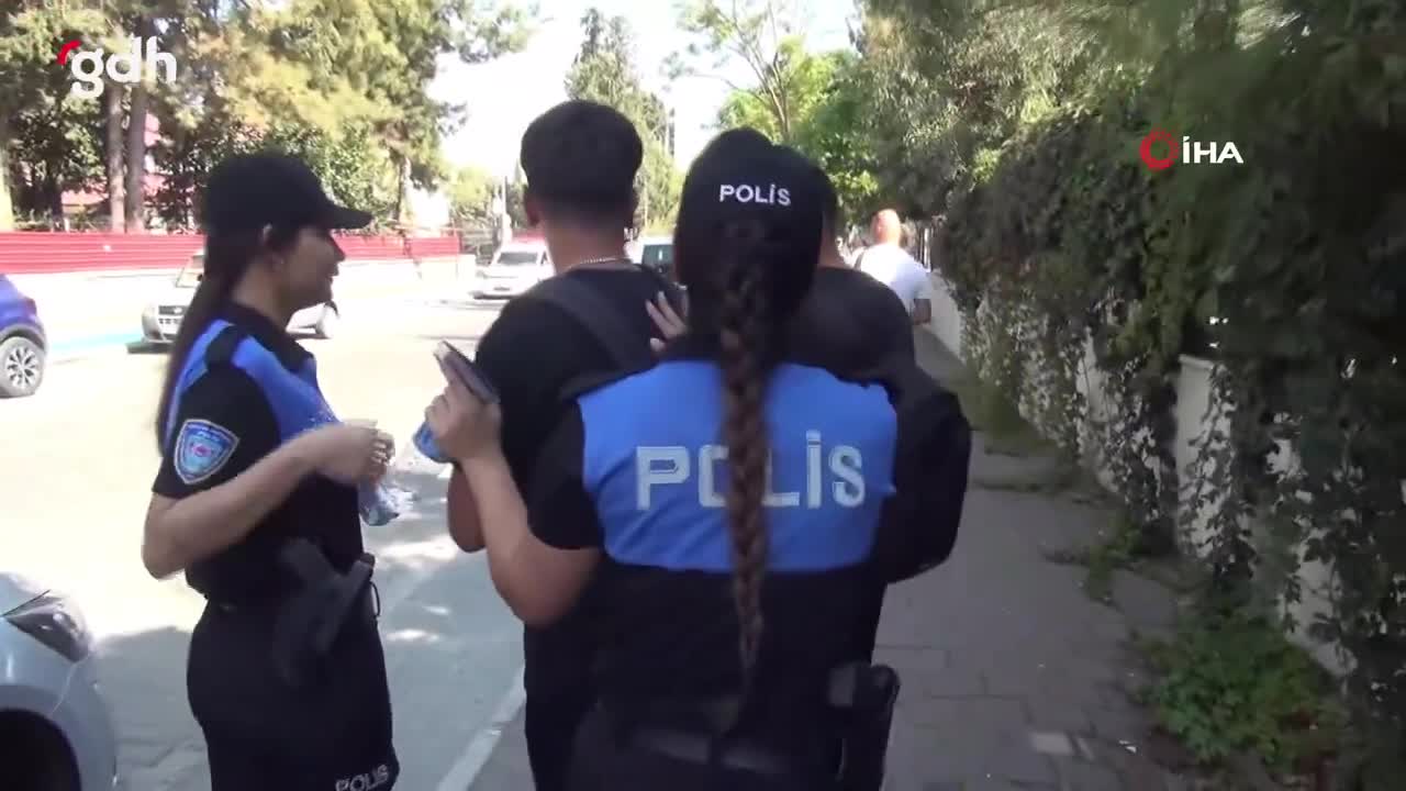 Adana'da polis, kaçan öğrencileri okula geri götürdü