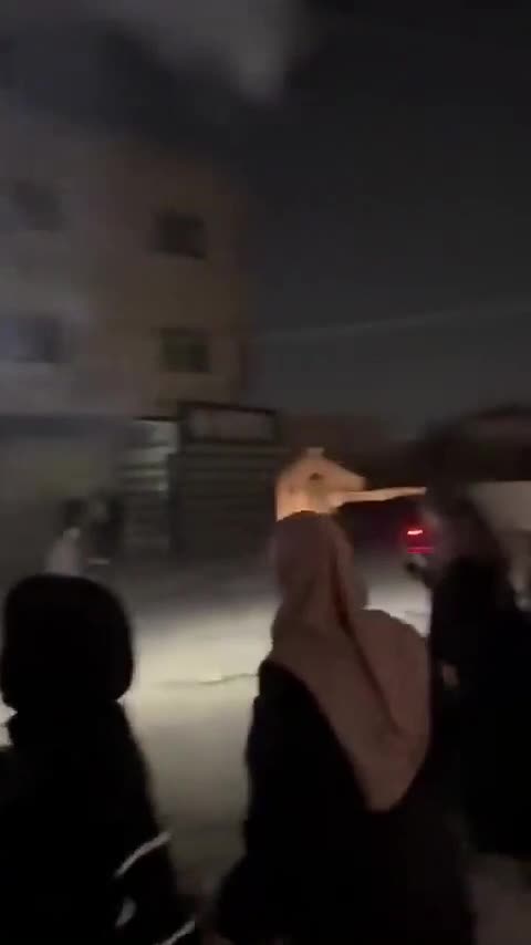 Cenin'de Filistinliler, Abbas'ın güvenlik güçlerini taşlıyor