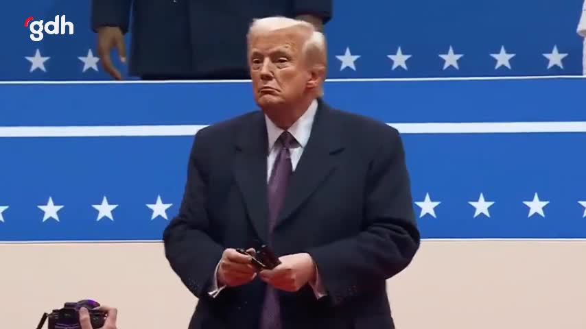 Trump, imzaladığı kararların ardından kalemleri fırlattı