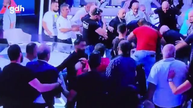 Lübnan'daki televizyon programında tartışma kavgaya dönüştü