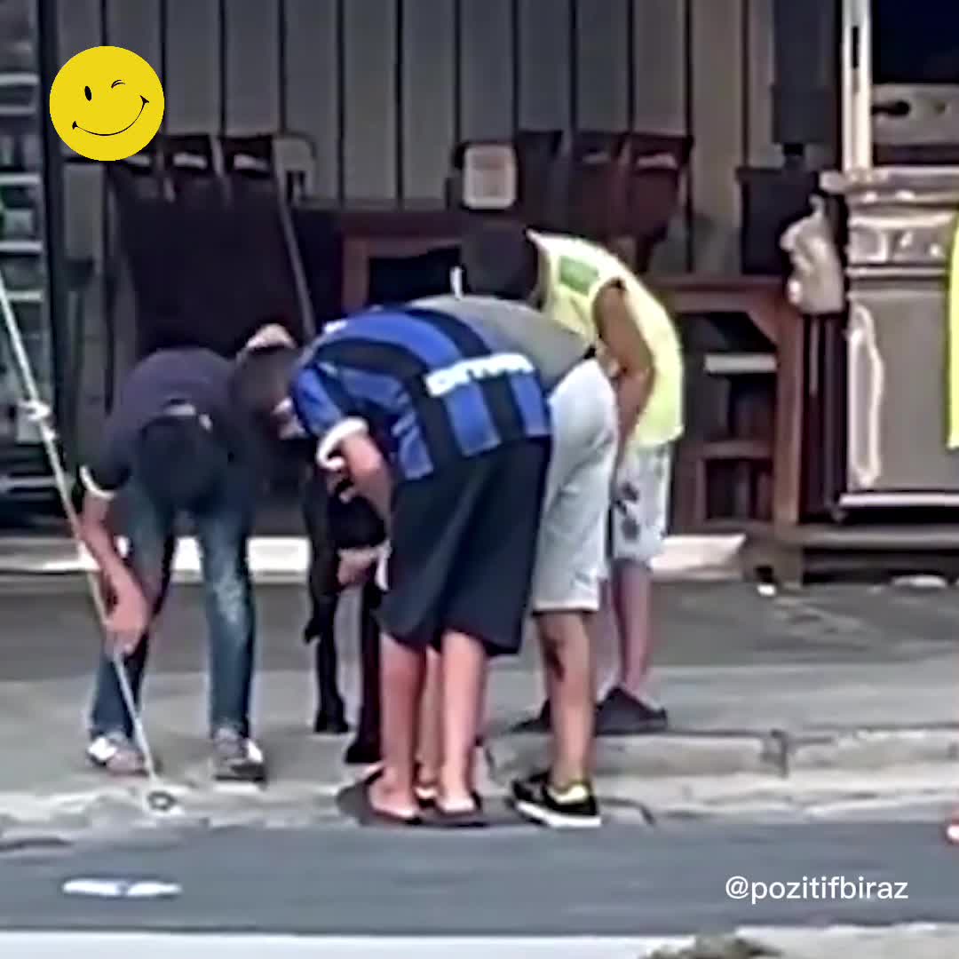 İzmir’de çocukların köpeğe olan şefkatli ilgisi