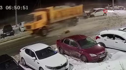 Uyuya kalan kamyon şoförü park halindeki araçları biçti