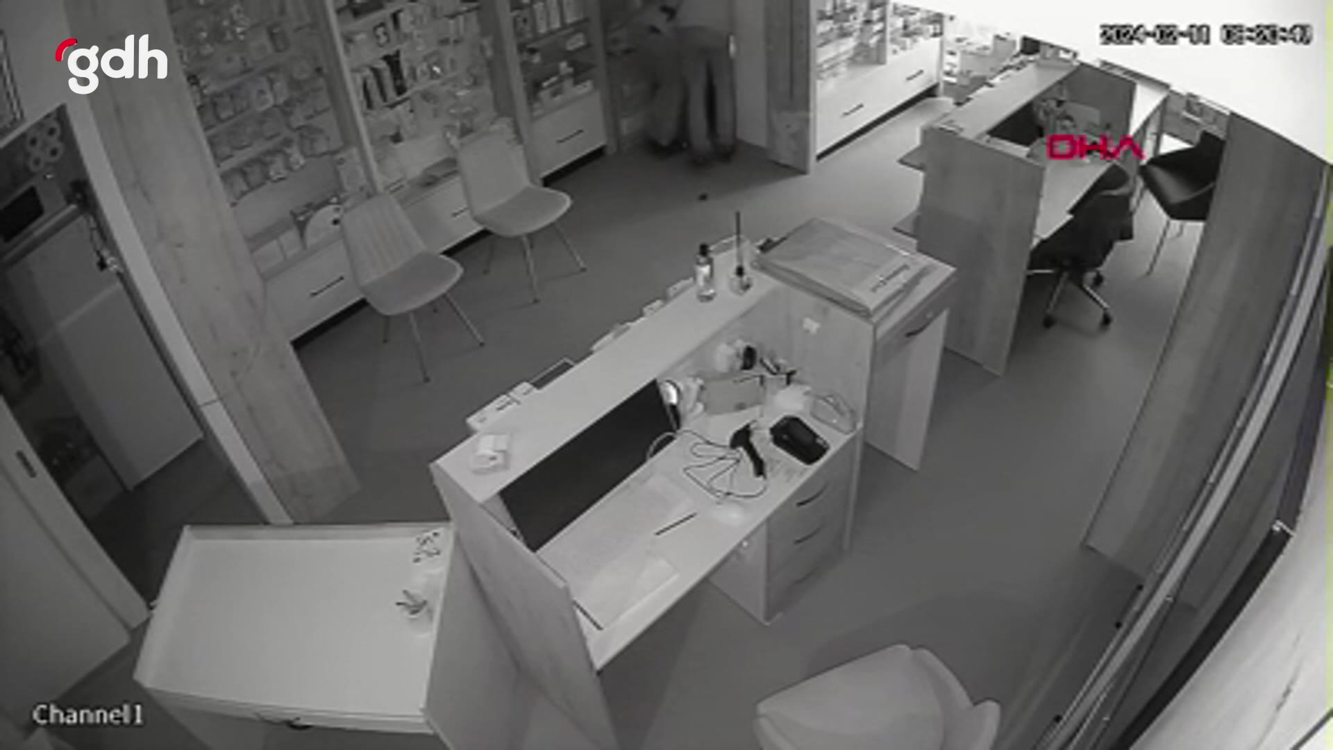 İstanbul'da hırsız kasa altında kaldı, arkadaşı kurtardı