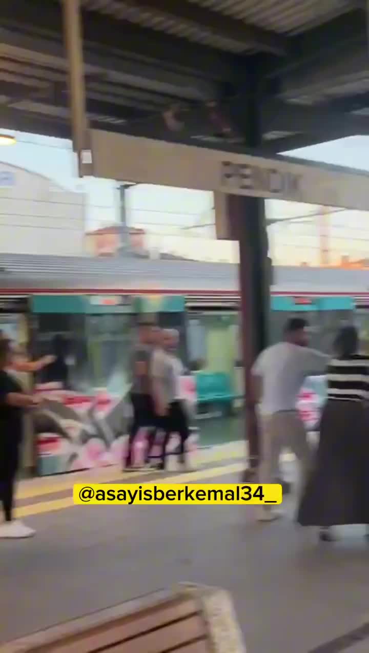 Marmaray'da kavga: Güvenliğin silahını almak istedi!