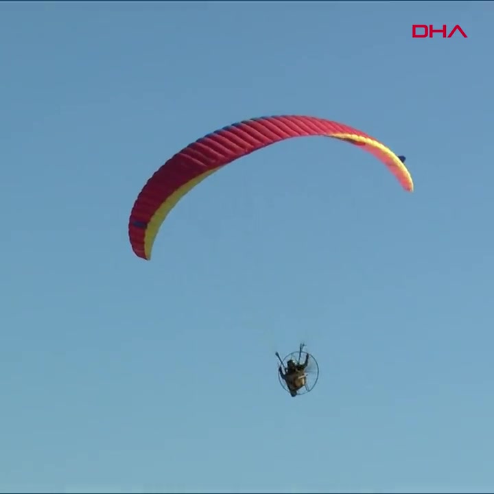 Adana'dan Mersin'e paramotorla uçan öğretmen pilot