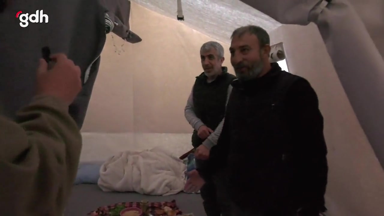 Malatya çadır kentte ilk iftar yapıldı, depremzedelerle sohbet