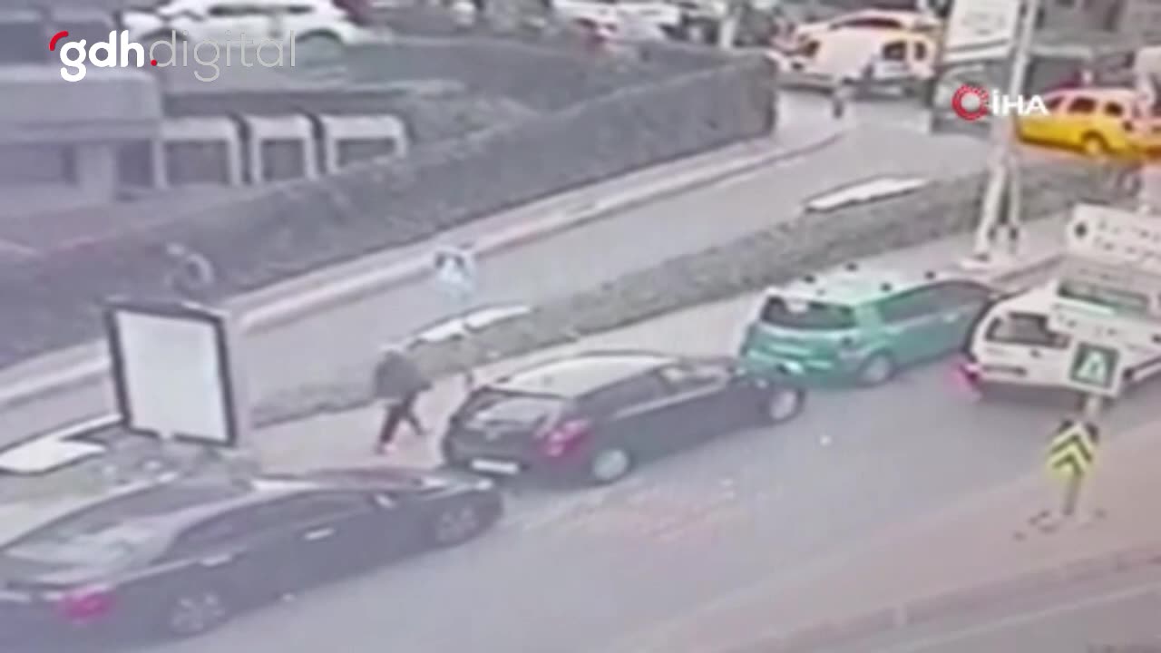 İstanbul'da yaya olmak zor: Şişli'de kaldırım çöktü
