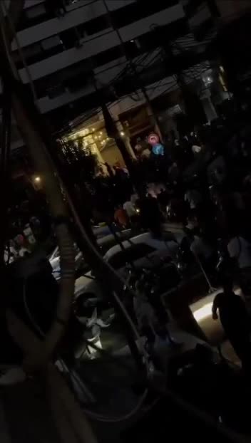 Beyrut'ta halk, İsrail saldırılarını protesto etti