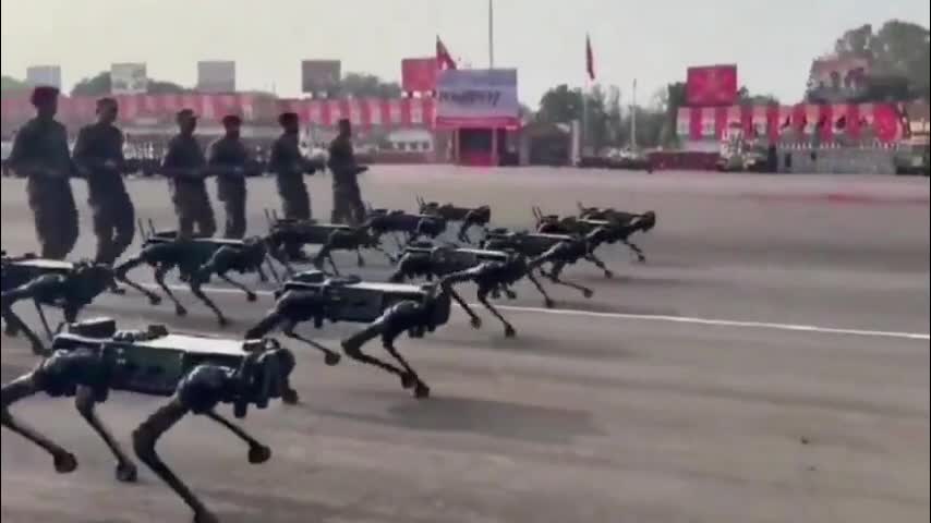 Hindistan ordusu, geçit töreninde robot savaş köpekleri sergiledi