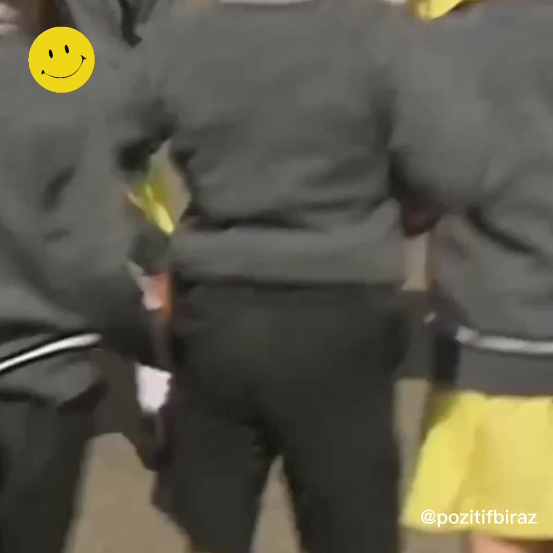 Protez bacağını gösteren çocuğa arkadaşlarından muhteşem tepki!