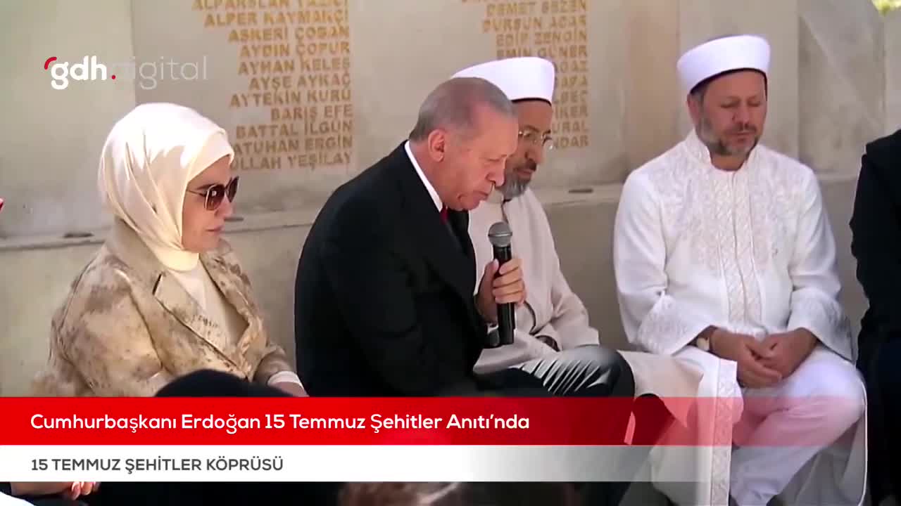 Erdoğan, 15 Temmuz Şehitler Makamı'nda Kur'an okudu