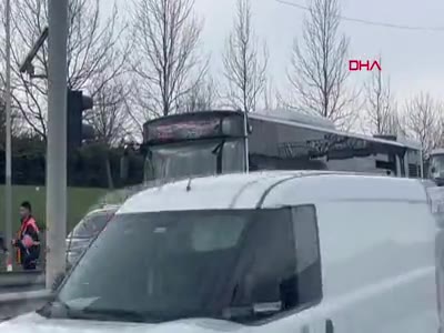 Sultangazi'de İETT otobüsü bariyerlere çarptı, ekipler sevk edildi