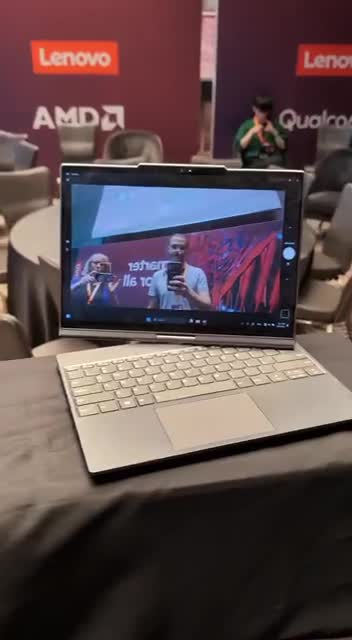 Lenovo'nun Auto Twist dizüstü bilgisayarı, ekranı döndürüyor