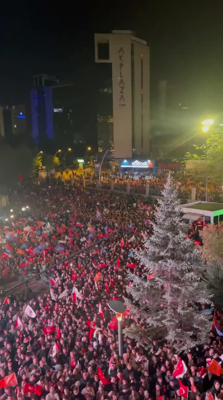 AK Parti:

Balkon hazır. Millet liderini bekliyor
